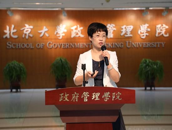 学院党委书记李海燕介绍了学院研究生奖助、社会实践与国际交流等概况